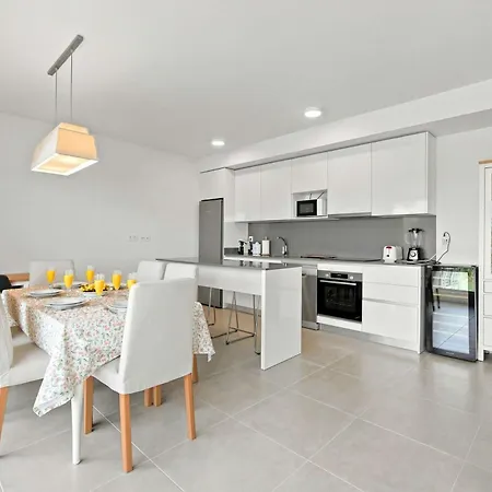 Corner Property-free Parking-pool-close To - Acgua Garden B-1-ba *