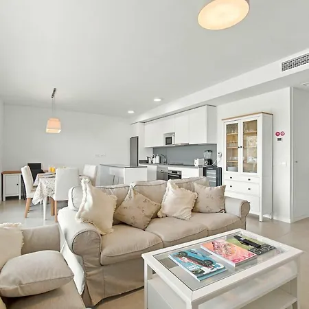 Corner Property-free Parking-pool-close To - Acgua Garden B-1-ba *