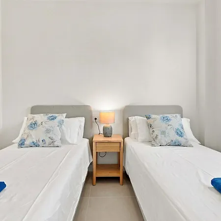 Corner Property-free Parking-pool-close To - Acgua Garden B-1-ba